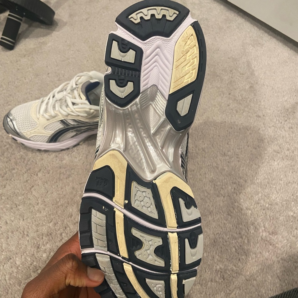 ASICS - Picture 4 of 8